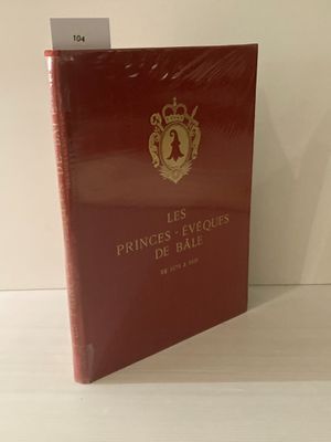 la couverture d'un livre rouge orné d'une couronne dorée