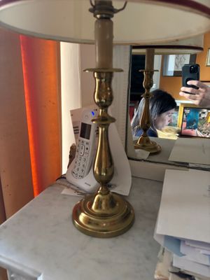 une lampe posée sur une table, avec un miroir en arrière-plan