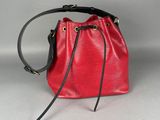 une image représentant un sac seau rouge sur fond gris