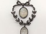 collier en argent orné d'une pierre blanche et d'un motif de feuille, monté sur une chaîne