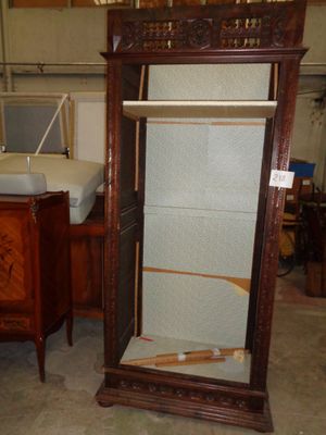 une grande armoire en bois avec un miroir à l'intérieur