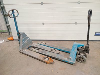 2 transpalettes ancien modèle dont 1 fourche courtes - VENDU…