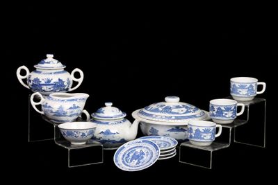 un ensemble d'assiettes, de tasses et de soucoupes bleues et blanches