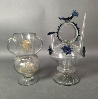 deux vases placés l'un à côté de l'autre sur une table