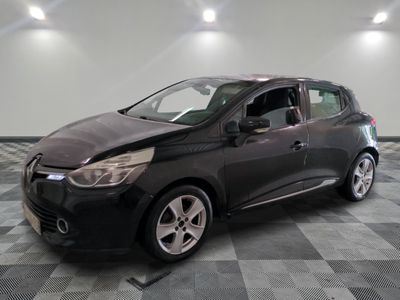 la photo d'une voiture noire garée dans un garage