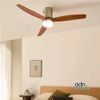 une chambre équipée d'un lit et d'un ventilateur de plafond