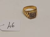 Gros plan sur une bague en or portant une étiquette