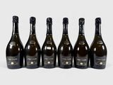 six bouteilles de champagne alignées sur une surface blanche
