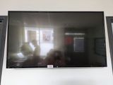 un téléviseur à écran plat accroché au mur d'une pièce