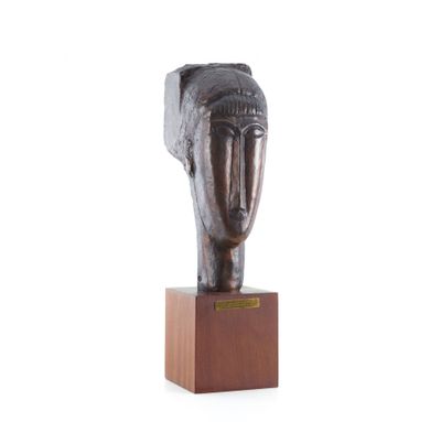 une image représentant une sculpture représentant une tête de femme posée sur un socle en bois