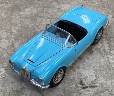 une petite voiture bleue posée par terre