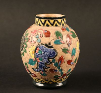un vase orné d'un motif posé sur une table