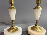 paire de bougeoirs anciens en laiton et marbre, sur des socles en marbre