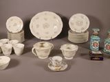 beaucoup d'assiettes, de tasses et de soucoupes sur la table