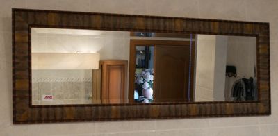 un miroir accroché au mur au-dessus d'un lavabo