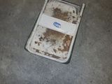 un téléphone portable sale posé par terre dans un garage