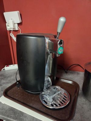 une cafetière posée sur le plan de travail d'une cuisine