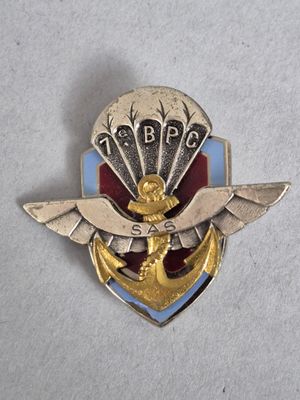 une image représentant un pin's orné d'un emblème de la Marine