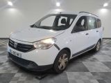 la photo d'une petite voiture blanche garée dans un garage