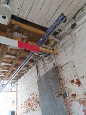 un distributeur de papier toilette suspendu au plafond d'un immeuble
