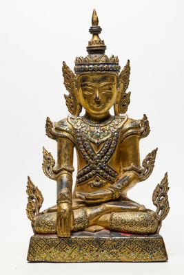 une image représentant une statue de Bouddha dorée posée sur une surface blanche