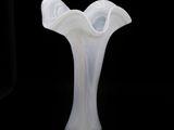 un vase blanc posé sur une table noire