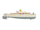 une maquette de bateau posée sur un socle, sur une surface blanche
