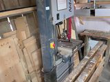 une grande machine installée dans une pièce