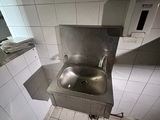 un lavabo dans un coin de toilettes publiques