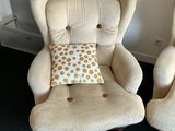 two chairs that are next to each other in the room