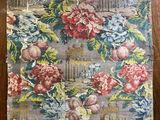 un gros plan sur un morceau de tissu orné de fleurs