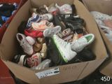 plusieurs paires de chaussures dans une boîte posée sur le sol