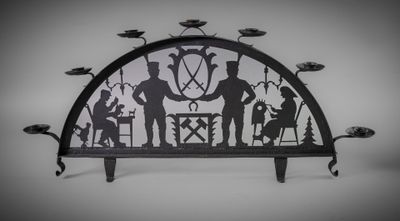 la silhouette d'un groupe de personnes assises sur un banc