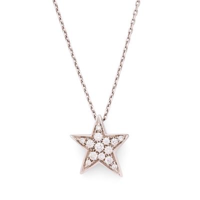 un pendentif en forme d'étoile en diamant, suspendu à une chaîne, sur fond blanc