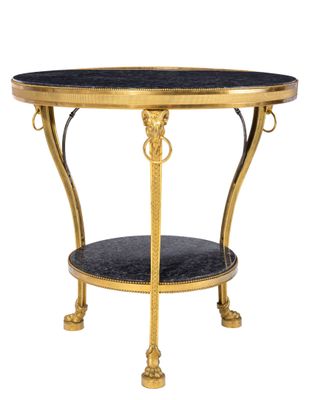 une table noire et dorée avec un plateau noir sur fond blanc