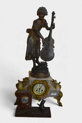 une statue représentant une femme jouant d'un instrument de musique posée sur une table