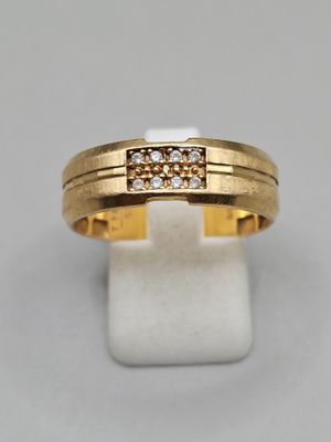 une bague en or jaune avec un diamant serti au centre