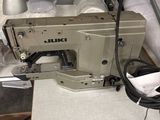 une machine à coudre posée sur une table dans une pièce