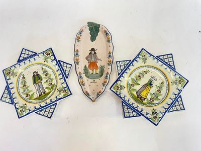 trois assiettes ornées de motifs, posées sur une surface blanche