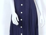 l'image d'un mannequin portant une robe bleue