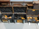 de nombreux outils différents dans la mallette posée sur la table