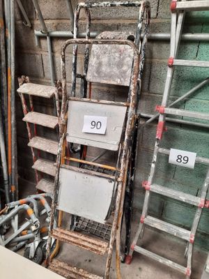 Escabeau en métal laqué jaune, 3 marches - Photo 1