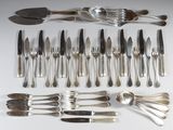 beaucoup de cuillères et de fourchettes en argent sur la table