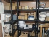 une pièce remplie de cartons et d'appareils électroménagers