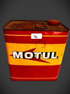 une vieille boîte Motul rouge et jaune sur laquelle est accrochée une étiquette