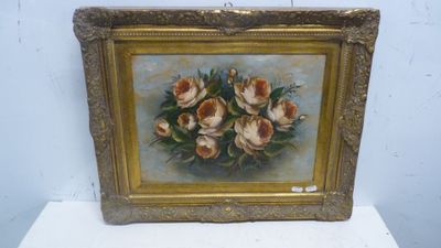 tableau représentant un bouquet de roses dans un cadre doré, posé sur un fond blanc