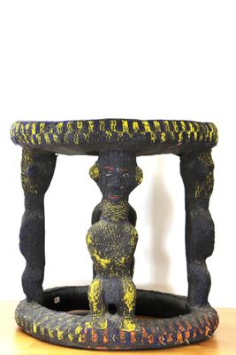 une table noire et jaune avec un piètement en bois