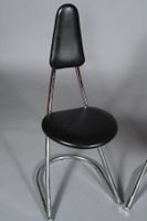 Suite de trois chaises en métal chromé tubulaire, assises et… (photo 2)