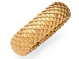 gros plan d'une bague en or sur fond blanc