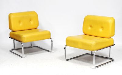 une paire de fauteuils de salon en cuir jaune avec des pieds chromés, sur fond blanc